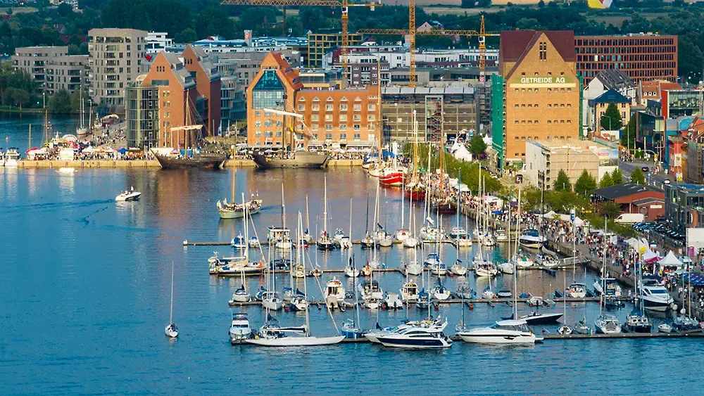 Stadthafen Rostock mit Skyline